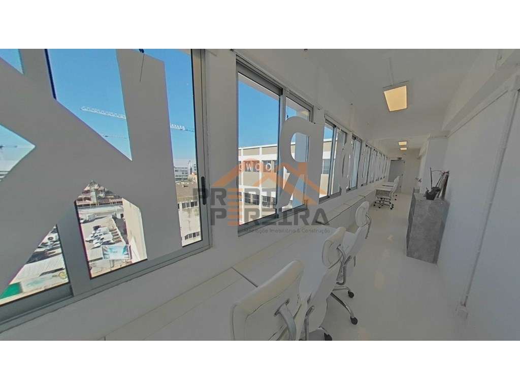 Workbenches em sala com vista Rio - Grande imagem: 2/16