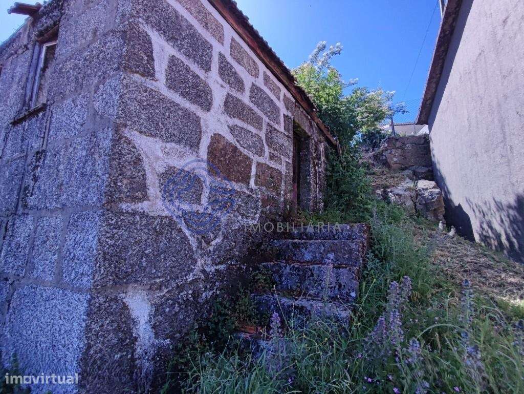 Casa em pedra com dois pisos para recuperação a 200 metros da barragem - Grande imagem: 5/27