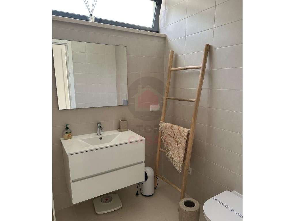 Moradia Contemporânea com Jardim e Piscina em Salir do Porto-12