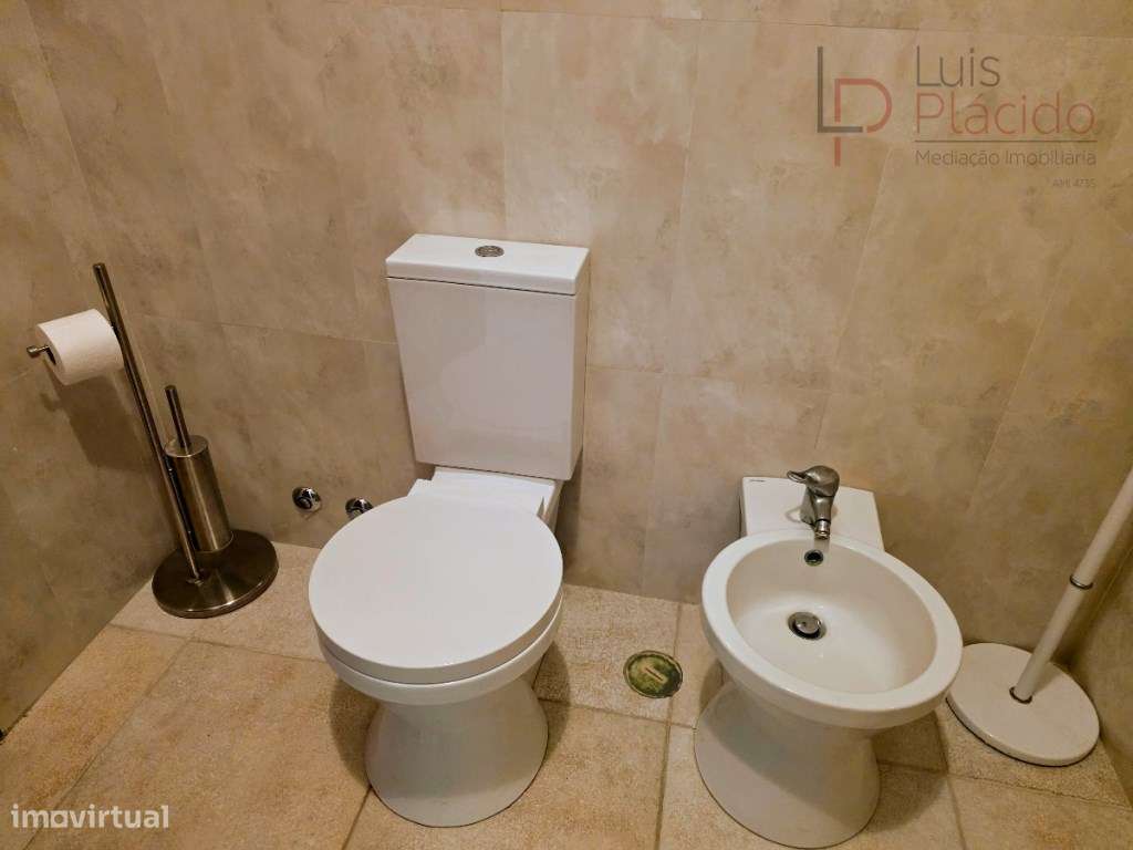 Moradia com 5 Quartos c/ Garagem + Anexo T1-29