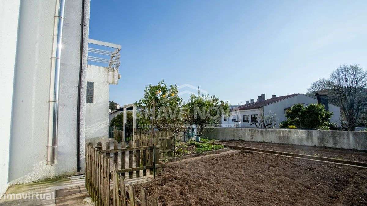 Moradia T3 C/ amplo terreno-32