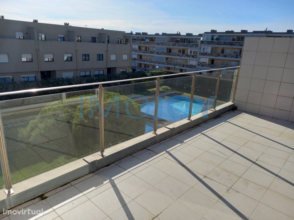 Apartamento T2 Duplex em Condomínio Fechado com Piscina