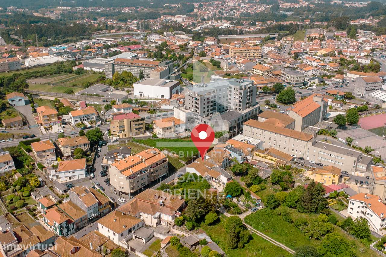 Moradia T5 com comércio no centro dos Carvalhos-23