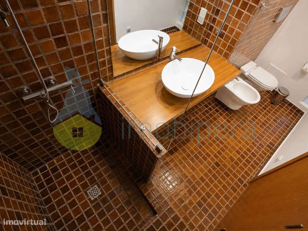 Moradia moderna geminada, está como nova, de dois pisos, localizada...-22