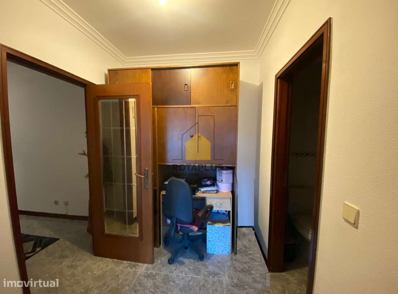 Apartamento T2 com excelentes áreas, varanda e garagem-8