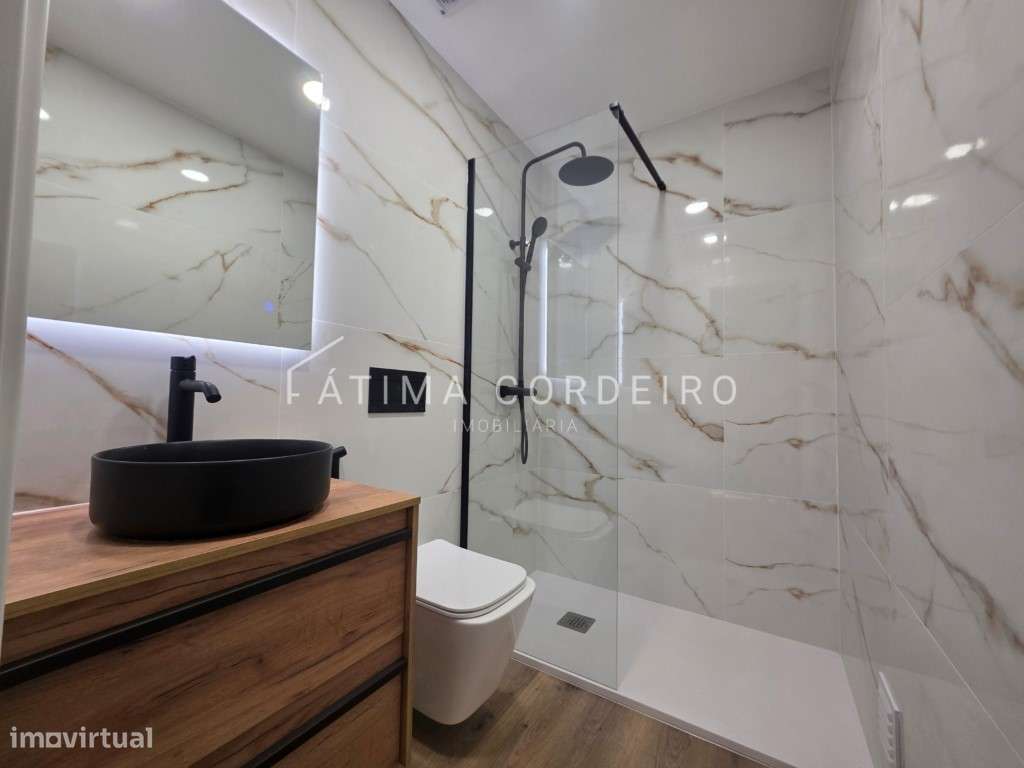 Excelente Apartamento T3 Remodelado em Almada-10