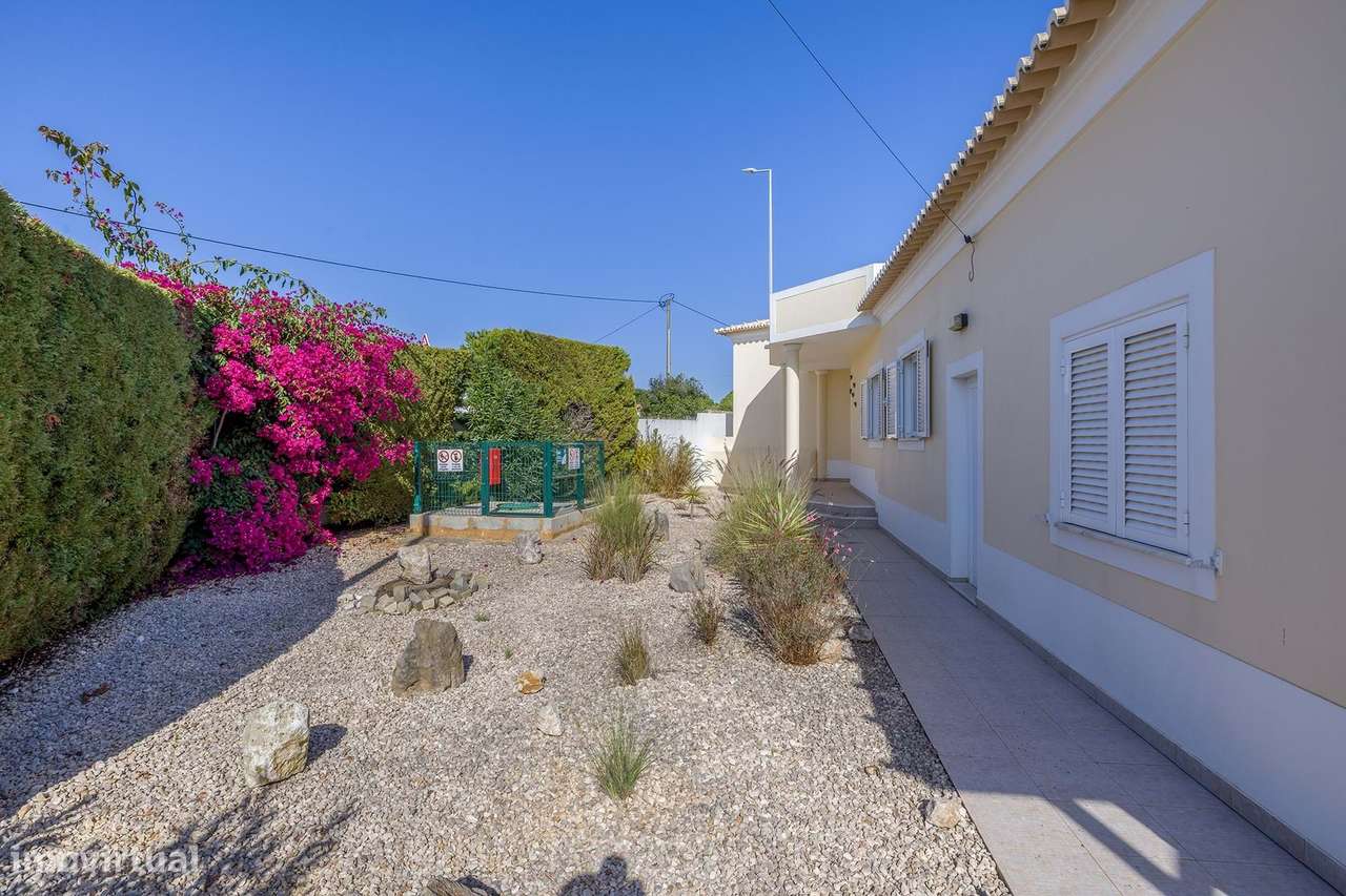 MORADIA TÉRREA V4 COM PISCINA PARA VENDA NO SARGAÇAL-34