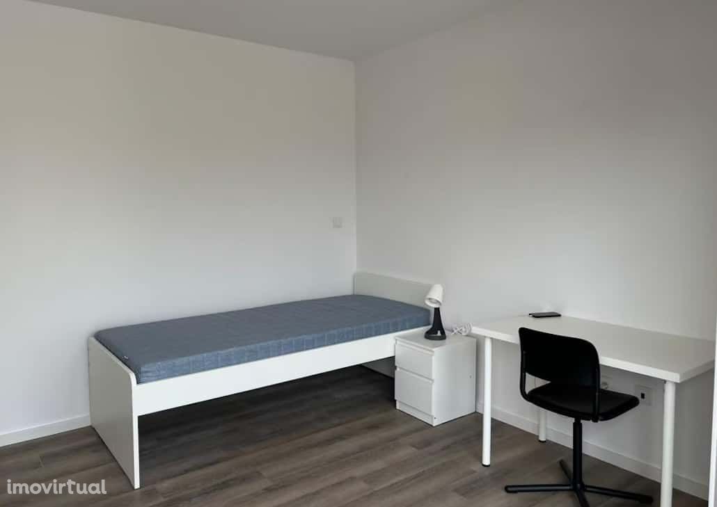 Single Room in a 8 bedroom apartment in Campanhã - Room 2