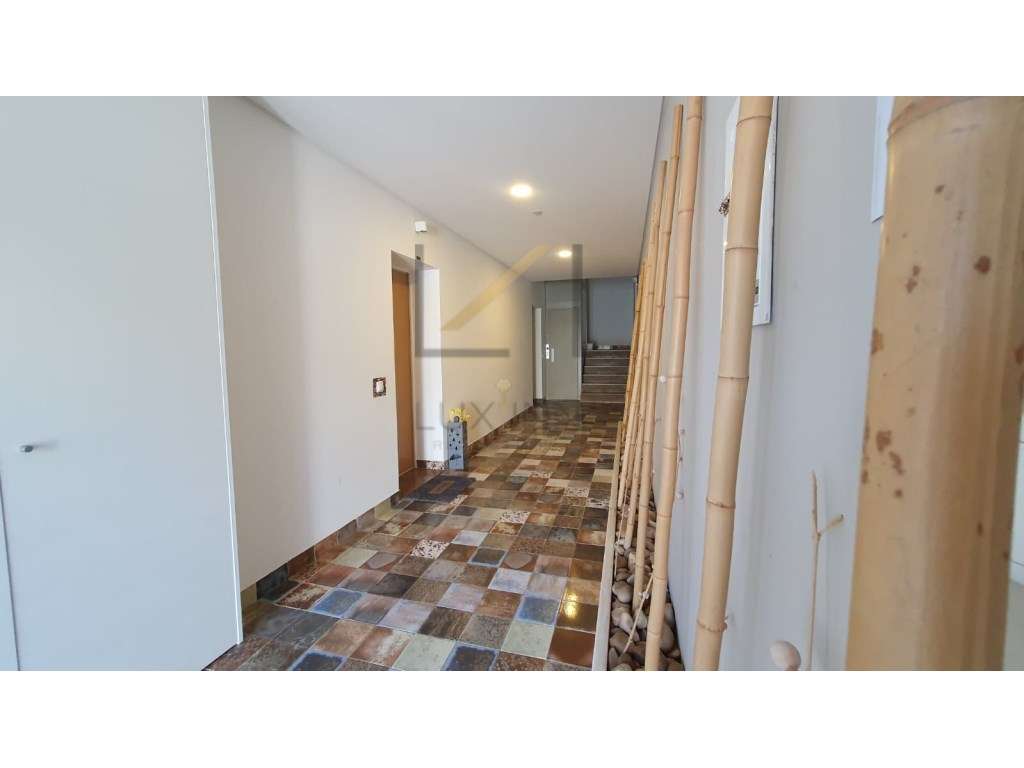 Apartamento T2, com varanda e arrecadação, Setúbal-2