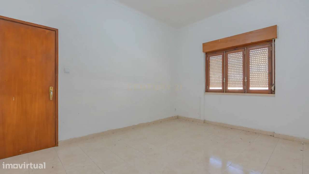 Moradia Isolada com Terreno de 1041 m² – Um Mundo de Possibilidades!-12