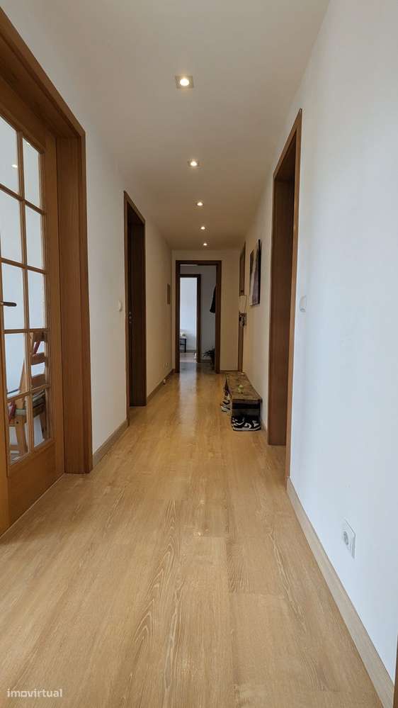 Luminoso T2 na Costa da Caparica | Garagem + Arrecadação | Elevador - Grande imagem: 4/6