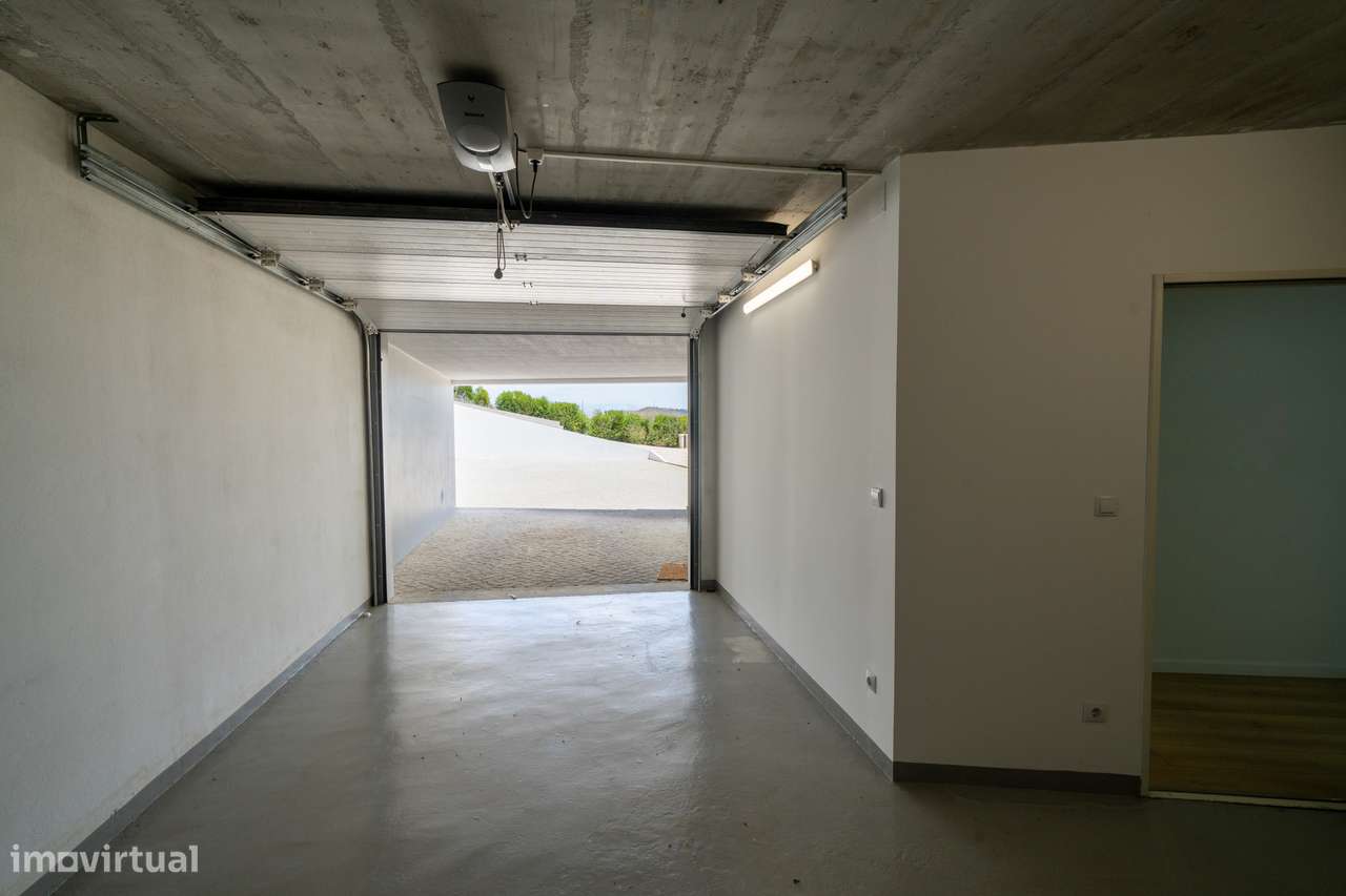 Moradia independente à venda na Estrada Velha da Avessada, 2665-47