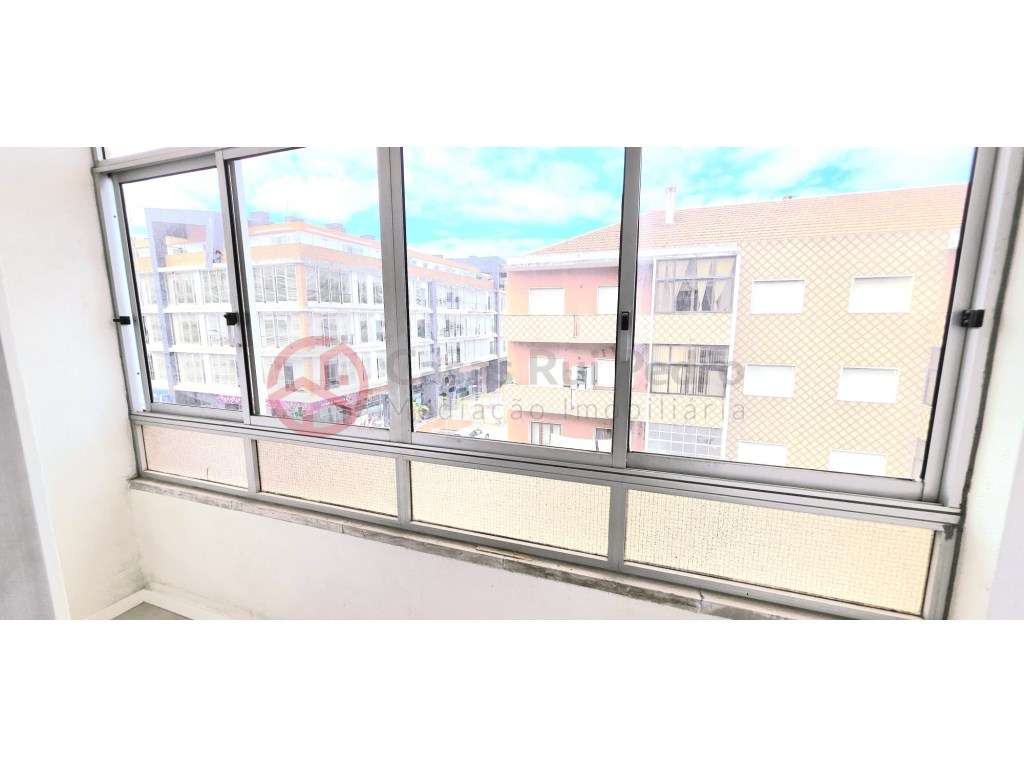 Apartamento T2 remodelado em Foros de Amora-23