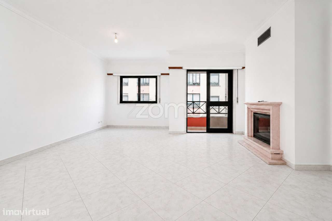 Apartamento T3 com duas Suites e Garagem no Centro de Tires - S.D.Rana-1
