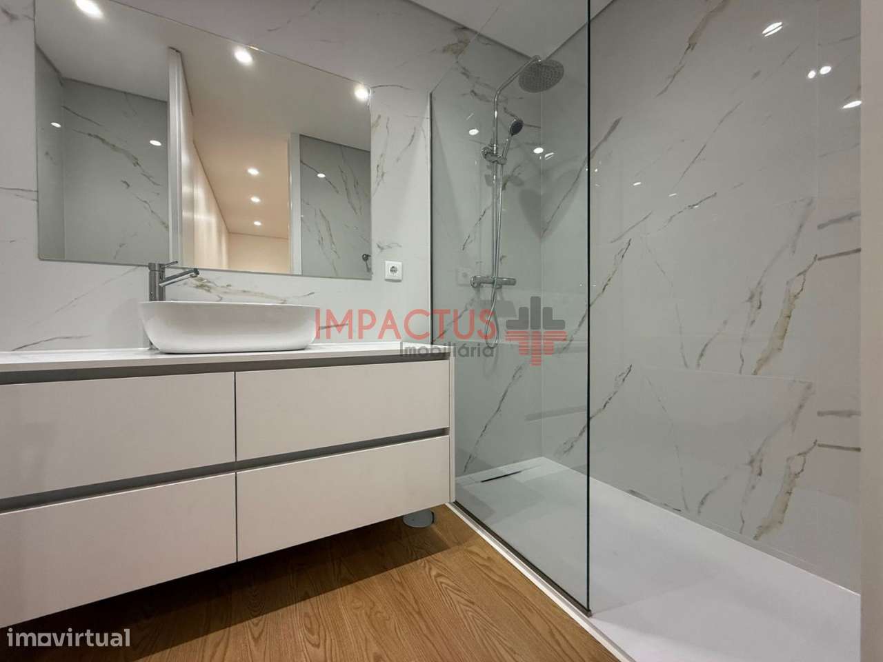 Imponente Moradia isolada com terreno de 1195m2-22