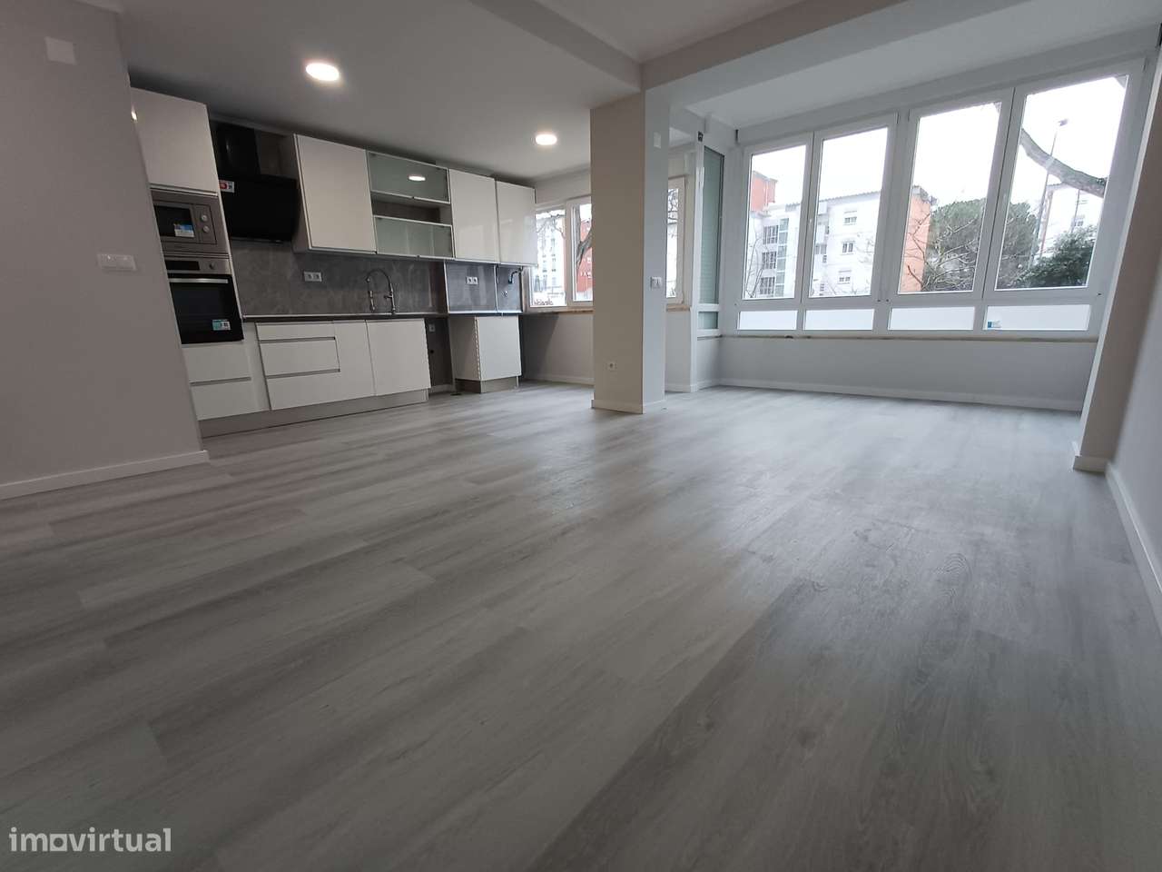 Apartamento T2 renovado, com arrecadação e a 2 km da praia - Grande imagem: 3/27