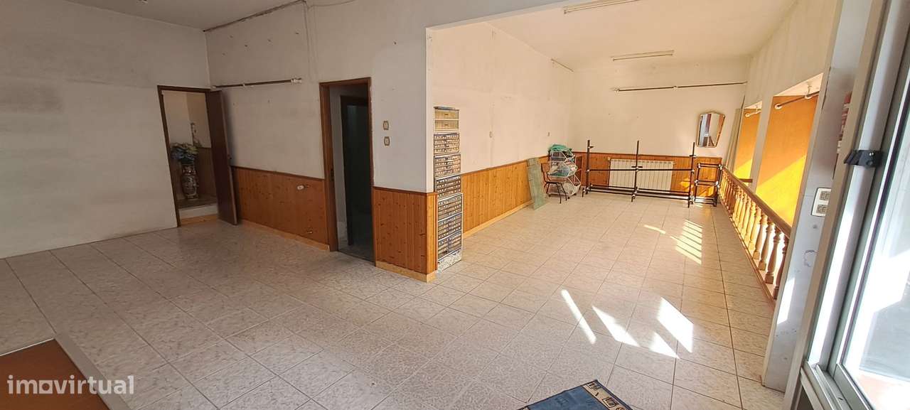 Moradia T5 com garagem e jardim em Miranda do Douro-9