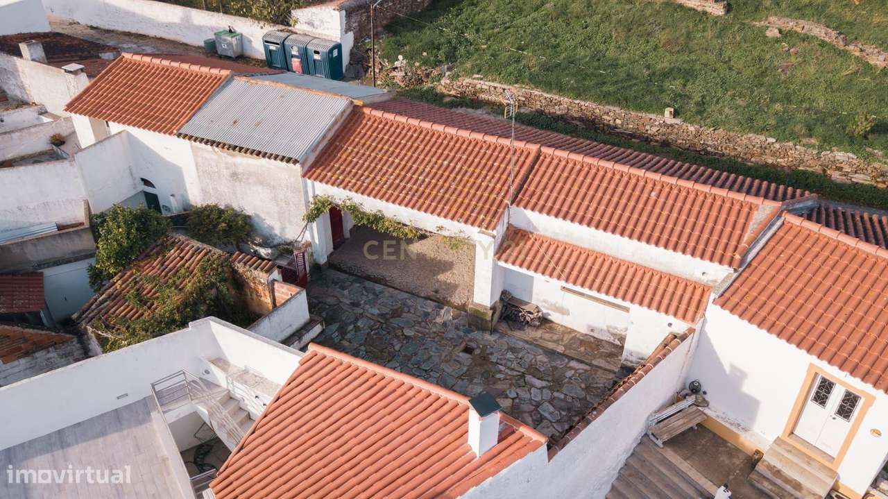 Moradia T2 com Espaço Exterior na Zona Histórica de Mourão - Alentejo-24