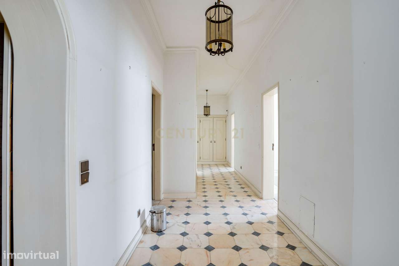 Moradia para remodelação total em Parede com Vista Panorâmica para o M-11