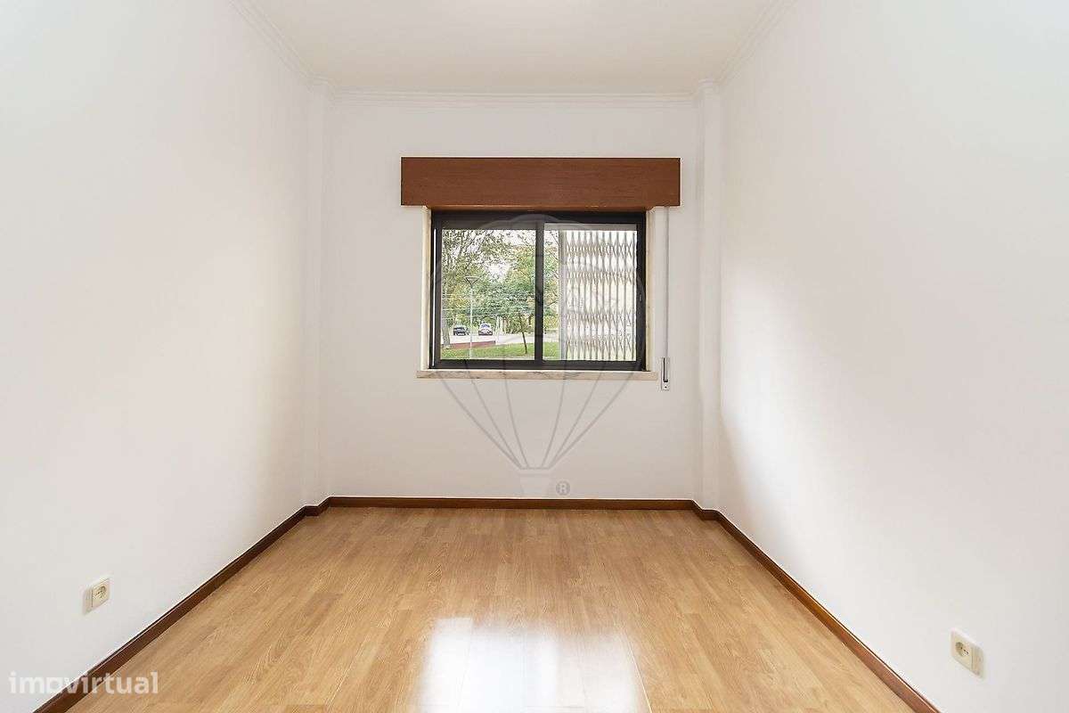 Apartamento T2 com Arrecadação em Paio Pires-16