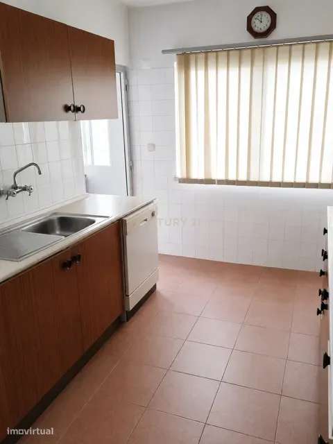 Apartamento T3 localizado no centro de Benfica-8