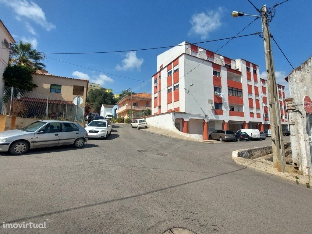 *IMÓVEL ARRENDADO* Apartamento T2, situado em São Bartolo...