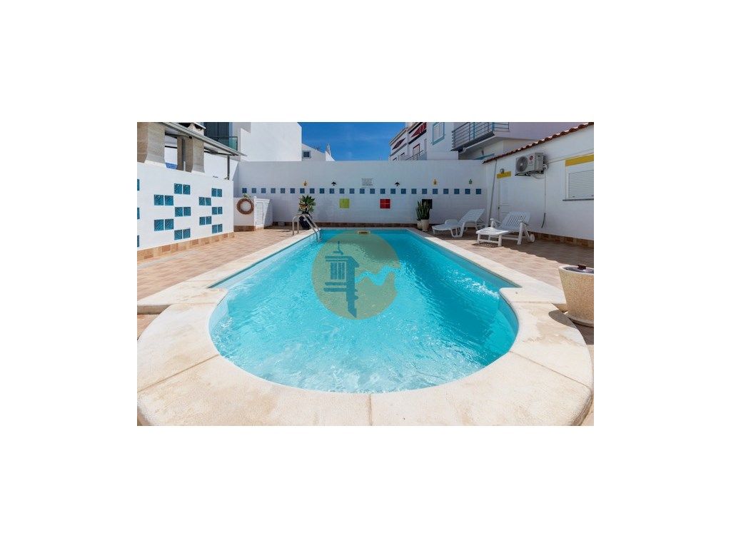 MORADIA - PRÉDIO - COM VARIOS APARTAMENTOS - PISCINA - EM...