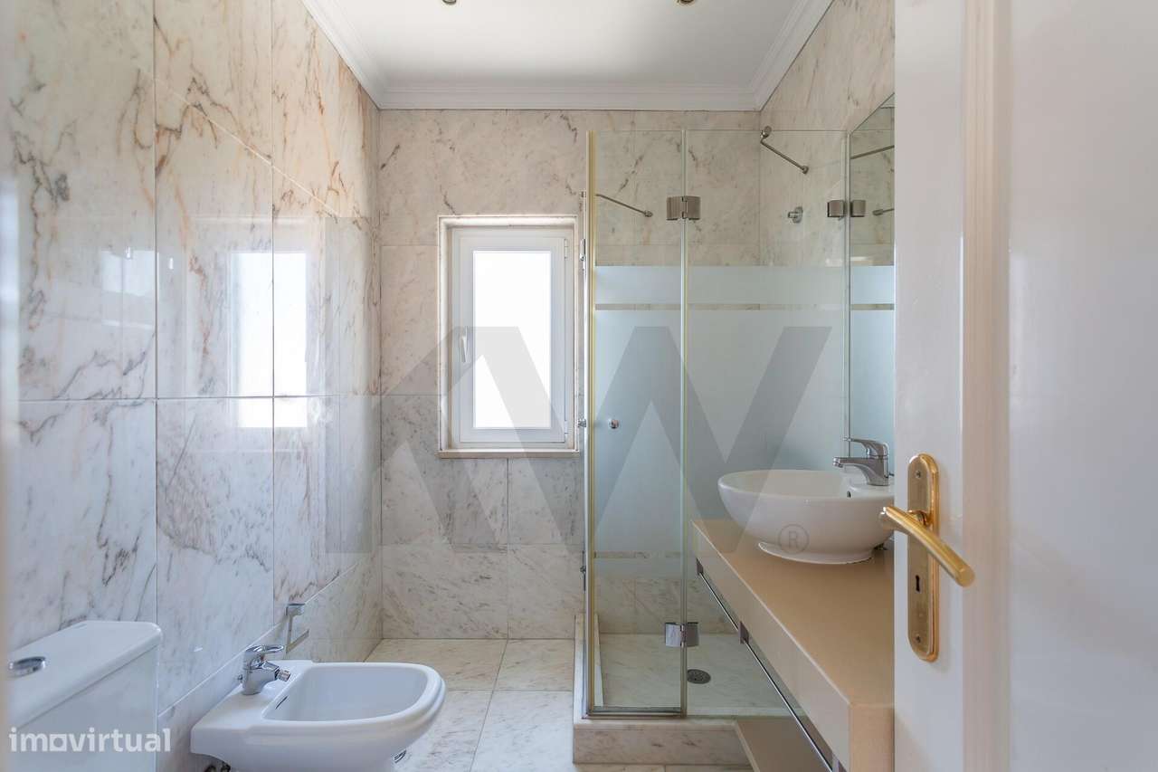 Moradia Isolada | 5 Quartos, Jardim, Garagem para 4 Carros-29