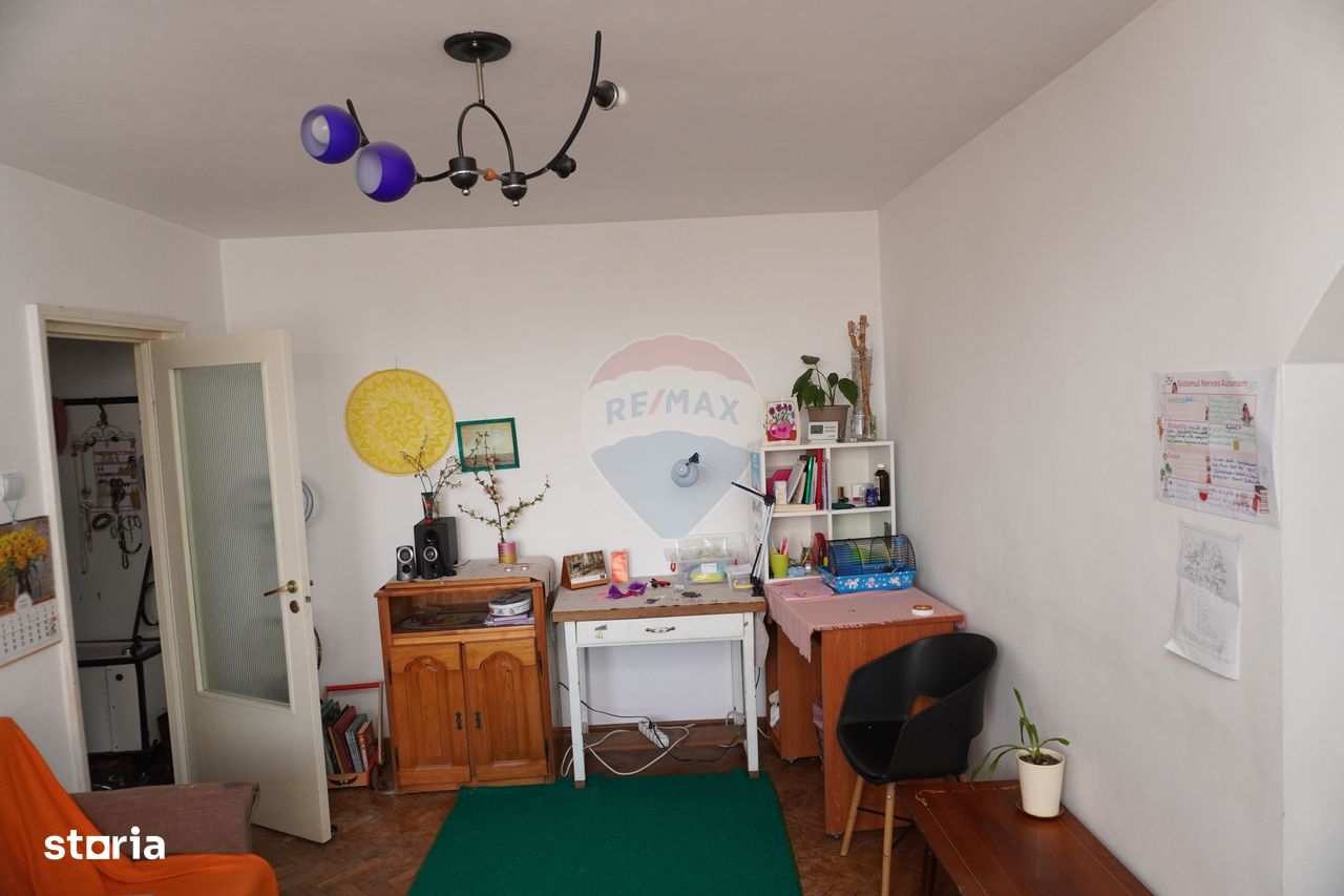 Apartament cu 3 camere de vânzare,