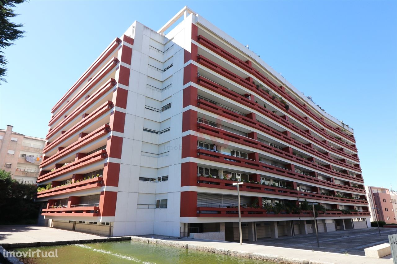 Apartamento T2 inserido no Condomínio Privado Villas Flor Alameda, no