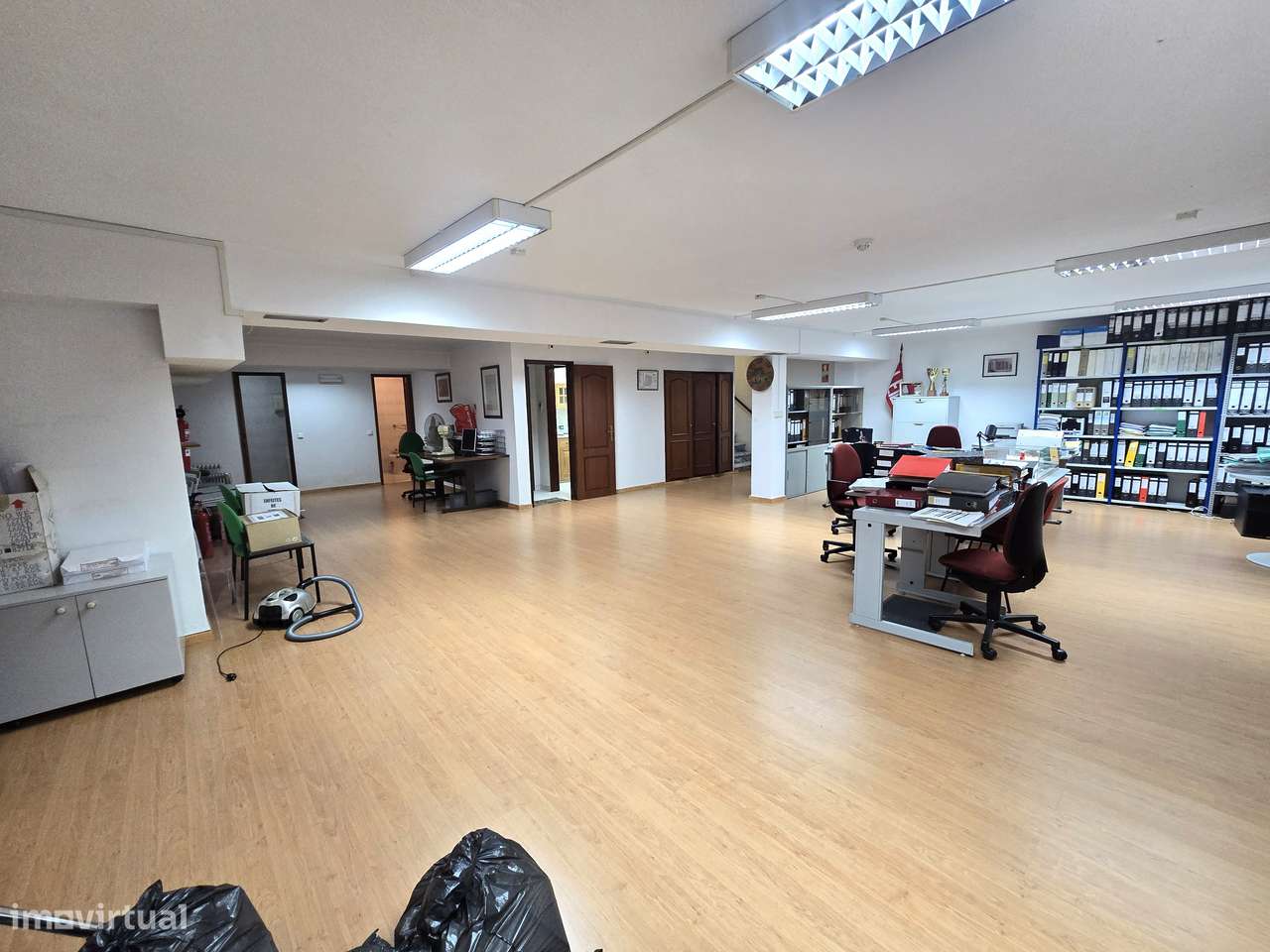 Espaço Comercial Versátil com 222m² – Excelência em Setúbal-27