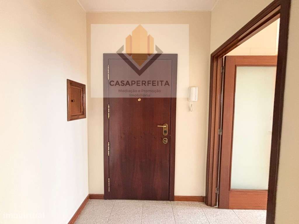 Apartamento T2 com Varanda Fechada e Lugar de Garagem - Junto ao El...-20