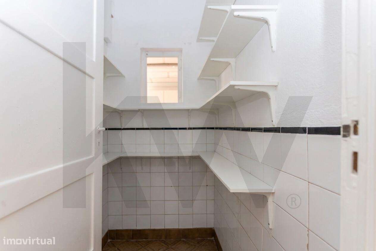 Moradia T2  com Garagem  e anexos inserida num lote de 1500 m2 de ter-28