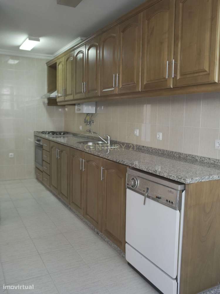 Excelente T3 em Famões | Odivelas — Luminoso, Com Muito Potencial - Grande imagem: 5/31