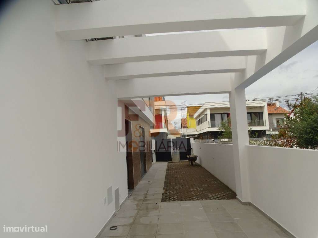 Moradia Geminada Triplex T3+1 com Cave Fernão Ferro-33