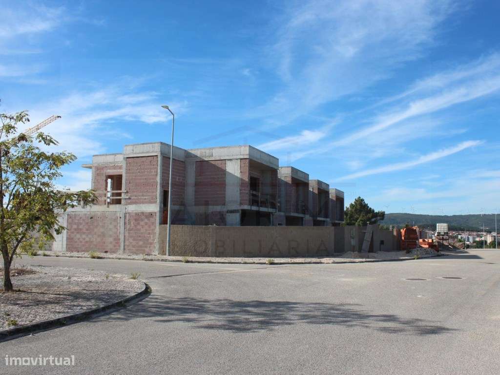 Moradias T3 em construção na urbanização Fonte Lagoa, Rio Maior-4