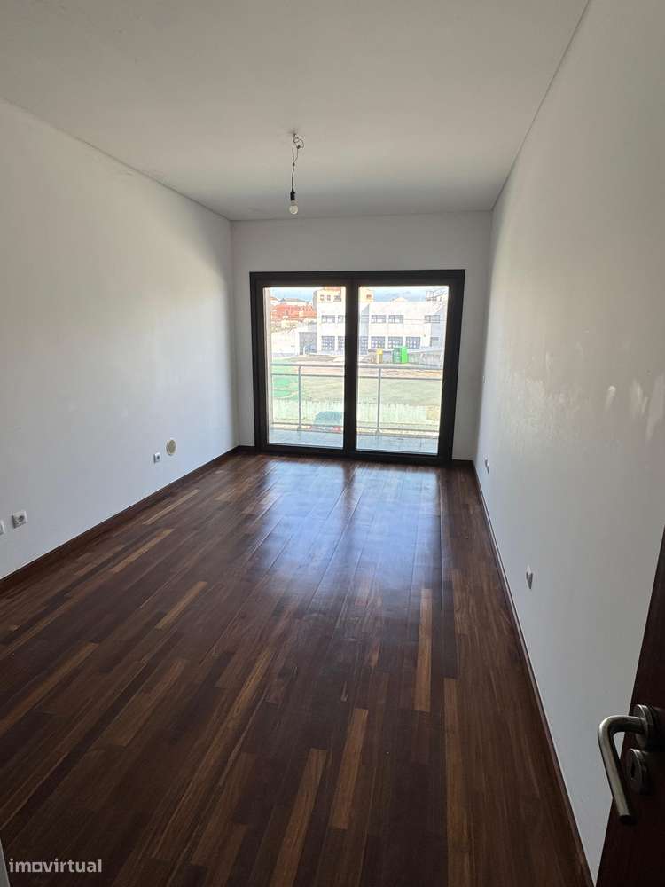 T4 com varanda, garagem e acessibilidade, 195m²-16