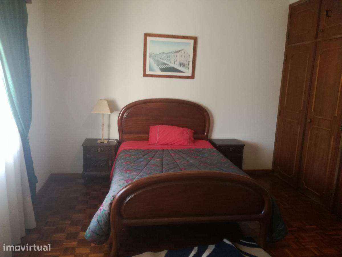 Quarto - localizado em São Martinho de Bispo Coimbra - Grande imagem: 4/10