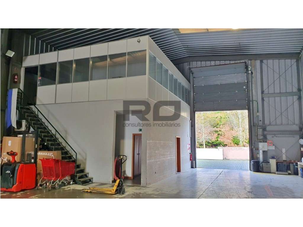 Armazém com elevado pé direito em Alfena - Grande imagem: 4/7