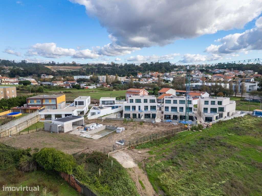 Moradia V3 Geminada com terraço e jardim, a 900 metros do mar-12