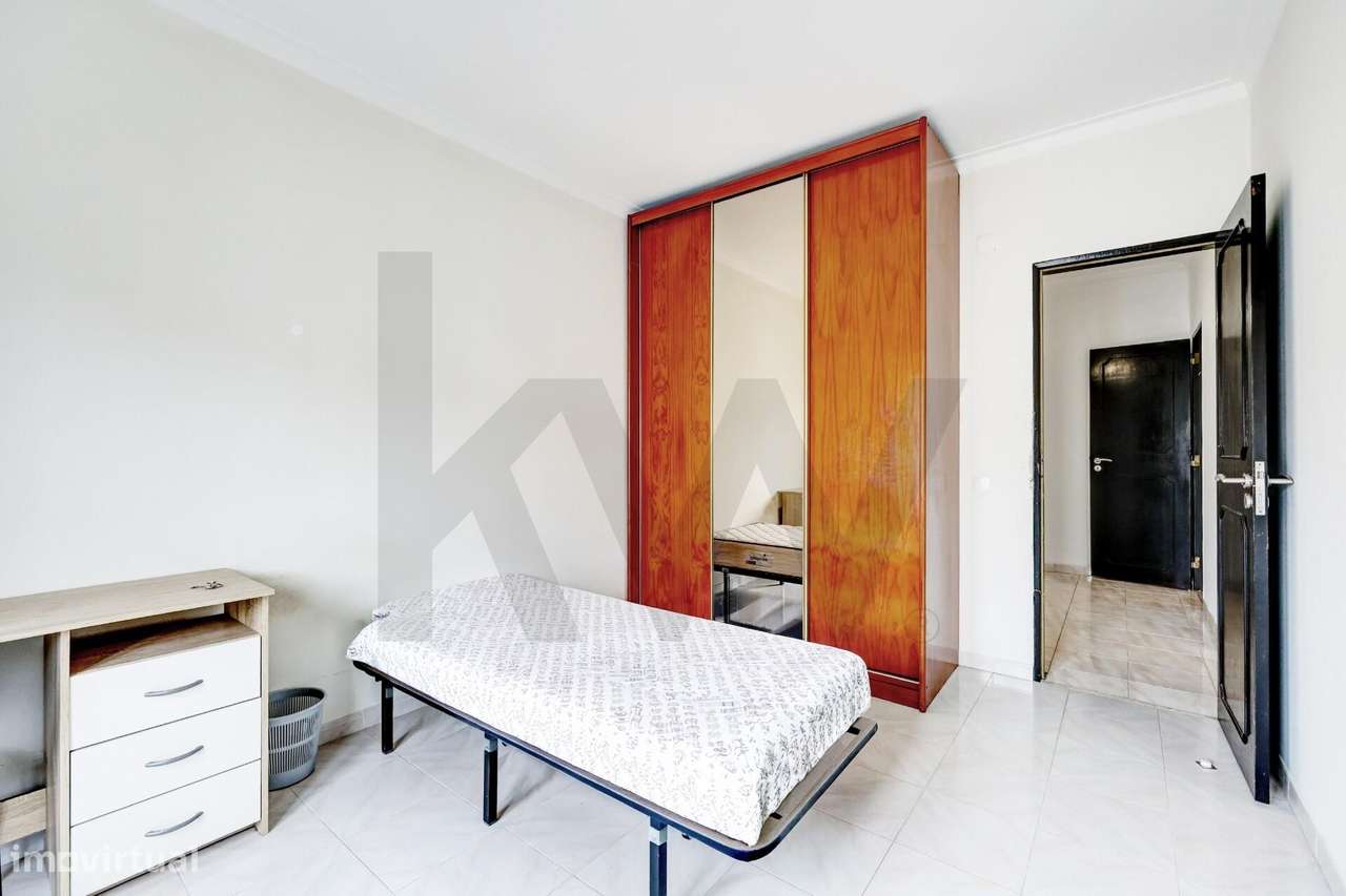 Apartamento T3 Monte da Caparica Rua General Humerto Delgado-21