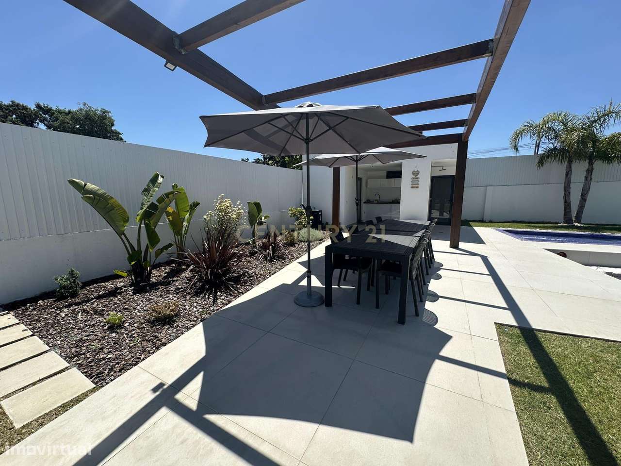 Moradia Térrea com Piscina aquecida e excelente jardim. Localizada em-13