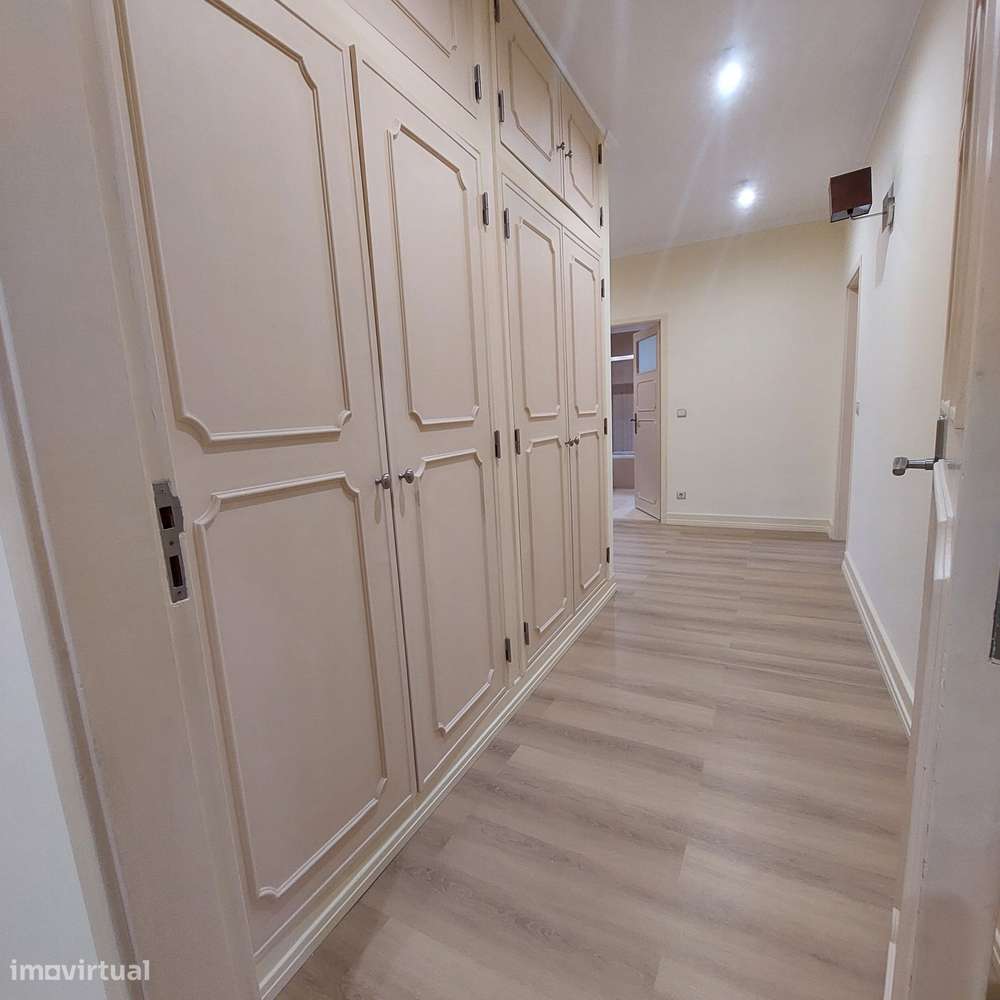 Apartamento T4 com 3 casas de banho e garagem-14