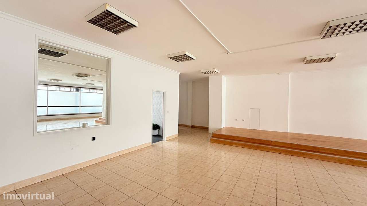 Loja com 135m2 em Ermesinde-0