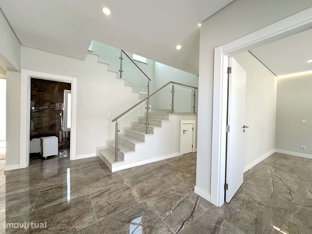 Moradia T5 a Venda em Azeitão com Piscina e Garagem - Grande imagem: 3/33