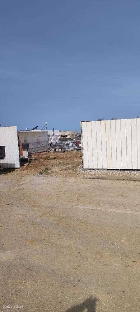 Moradia de linhas modernas em construção-11