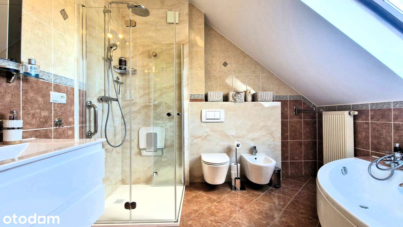 Przestronny bardzo zadbany dom, osobny garaż, zagospodarowany ogród-11