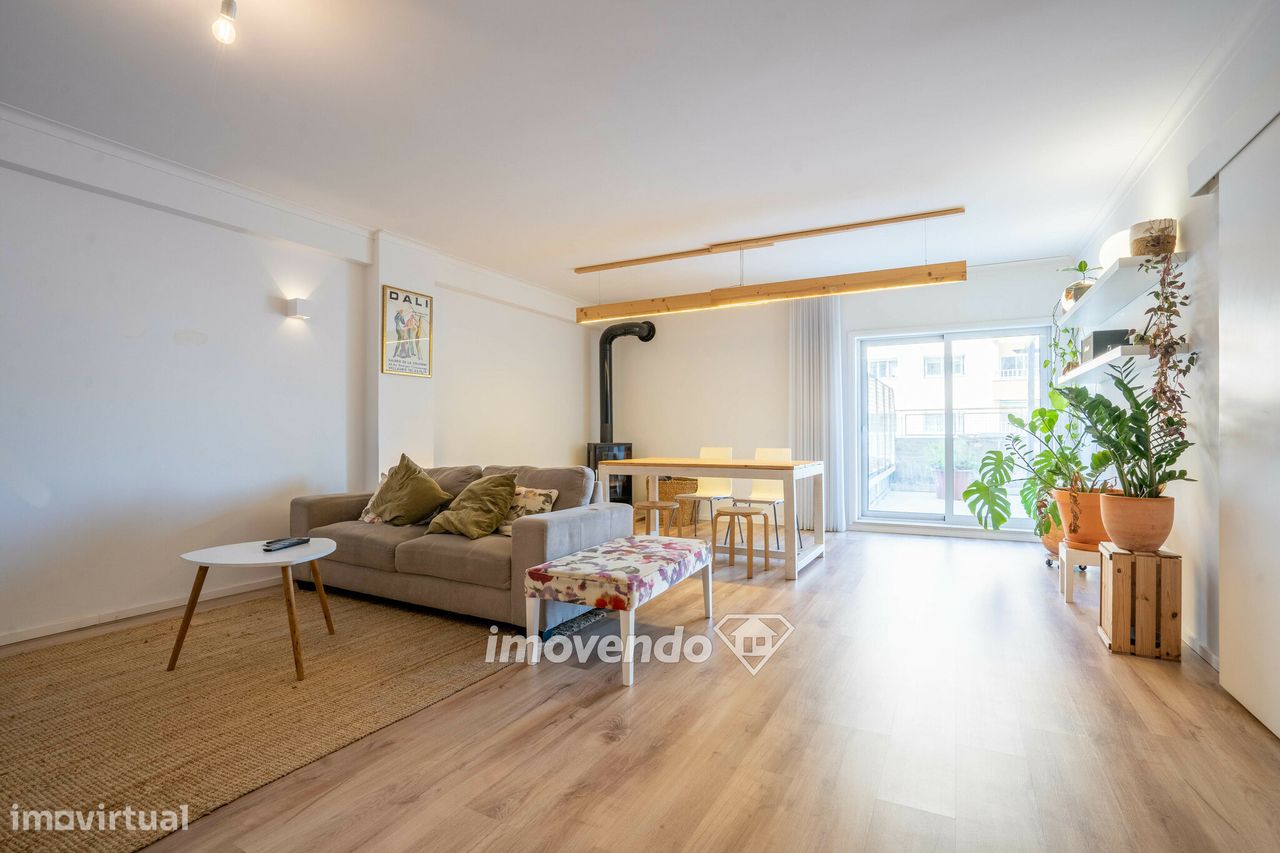 Apartamento T3 remodelado, com garagem e terraço, em Vila Nova de Gaia