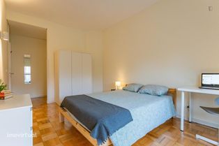 466854 - Quarto com cama de casal, com varanda, em apartamento com...