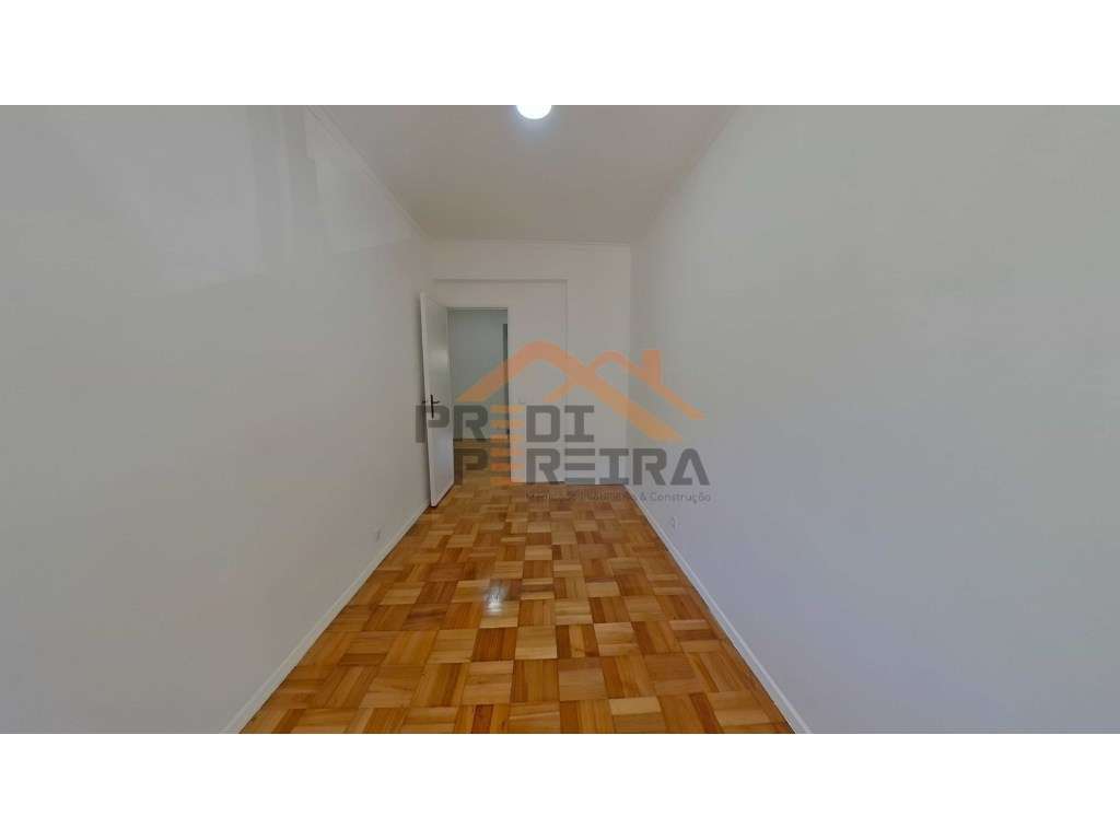 Situado no Forte da Casa, T2 em bom estado de conservação.-23